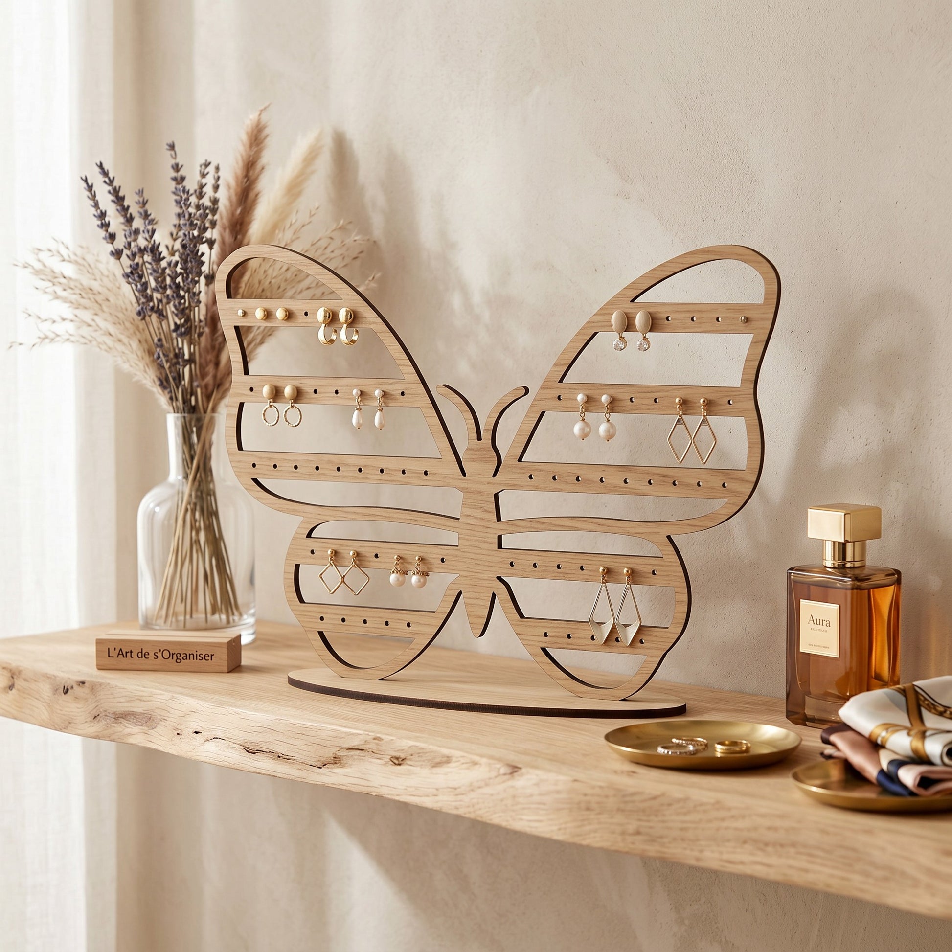 L'Atelier de Lylou support à boucles d'oreilles papillon en bois clair, ajouré pour organiser bijoux et pins.