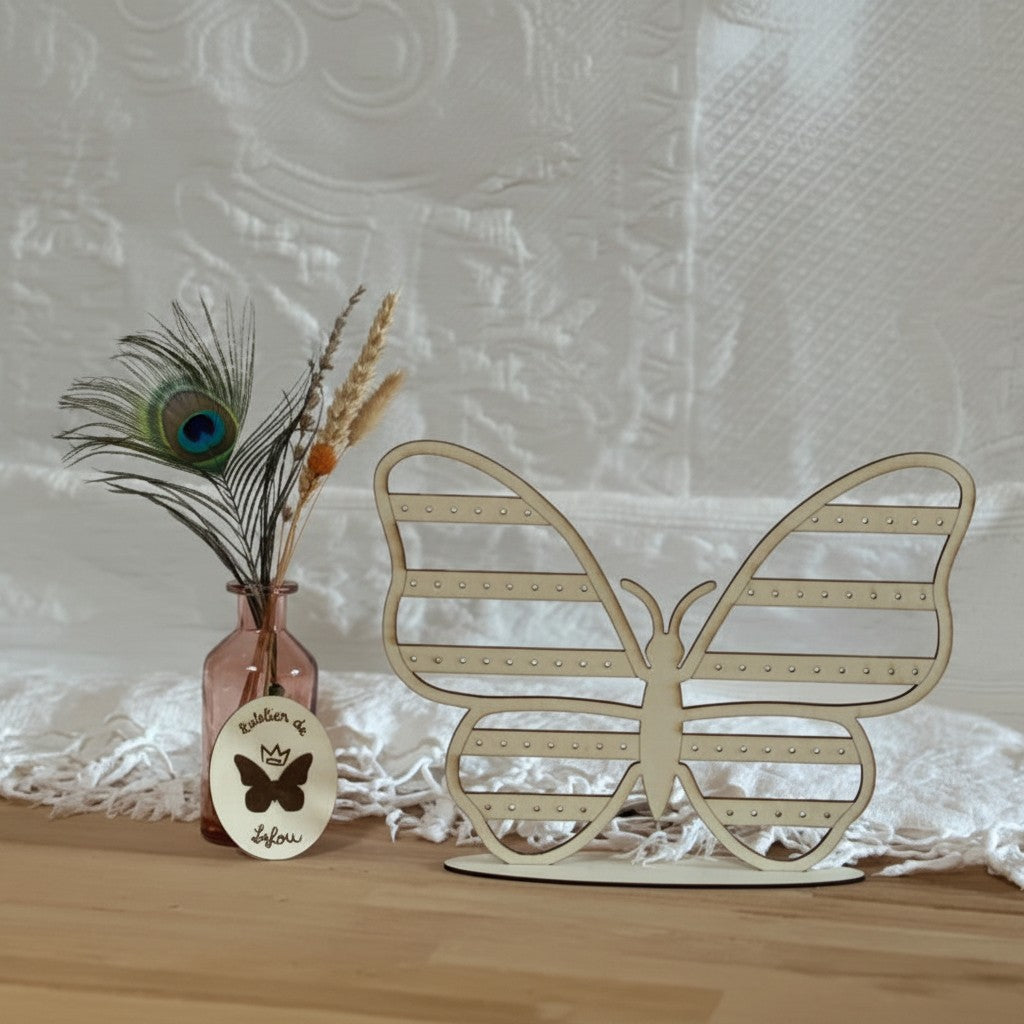 Support à boucles d'oreilles papillon en bois L'Atelier de Lylou, ajouré pour organiser bijoux et pins. Disponible en 2 tailles.