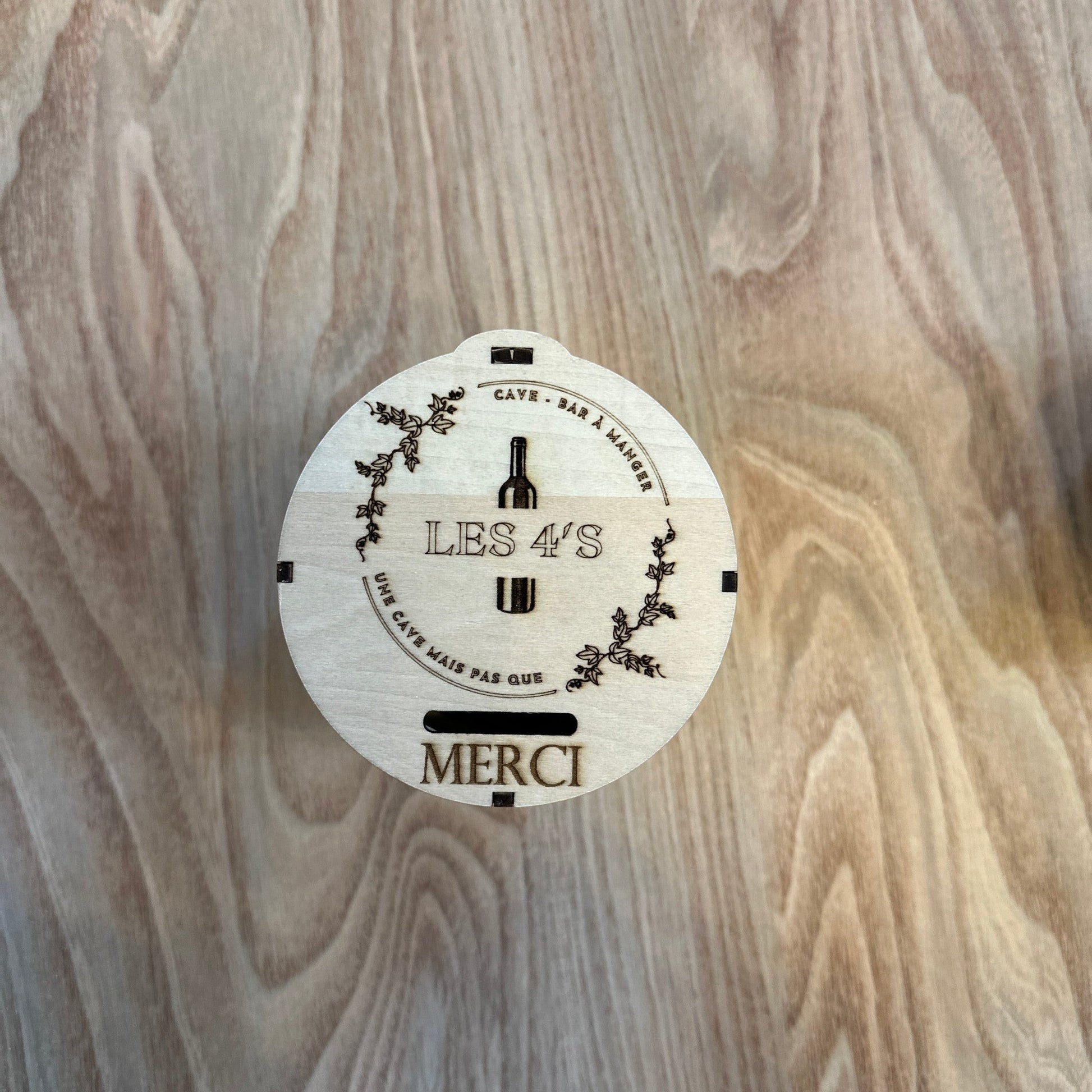 L'Atelier de Lylou tirelire ronde en bois gravé avec inscription "Les 4's" et "Merci"