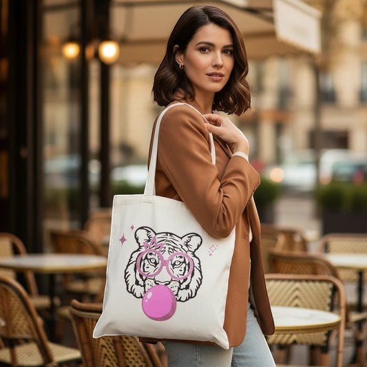 L'Atelier de Lylou tote bag blanc en coton avec un tigre stylisé portant des lunettes roses et mâchant une bulle de chewing-gum rose.