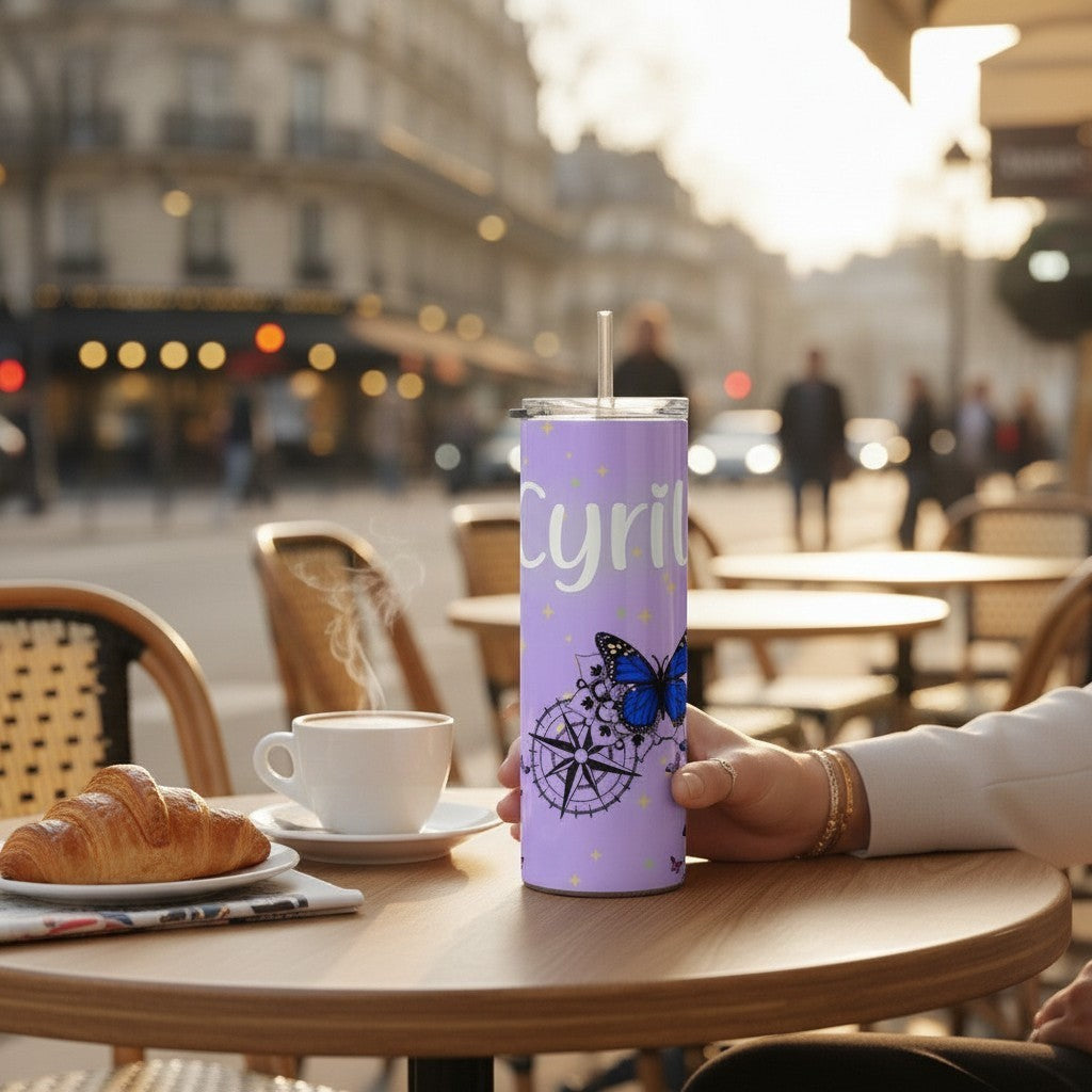 L'Atelier de Lylou Tumbler 20oz personnalisable violet avec motif papillon et boussole, prénom Cyril.