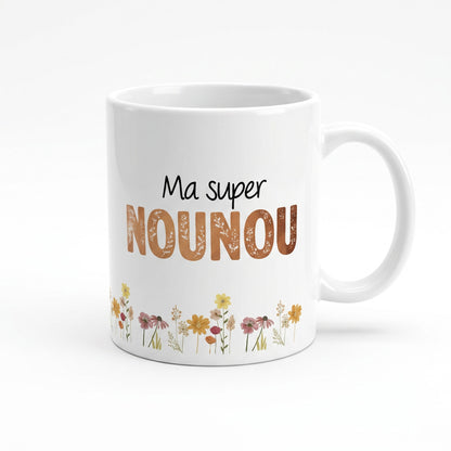 Mug blanc "Ma super nounou" avec un motif floral coloré en bas. Céramique, 325 ml. Cadeau personnalisé.